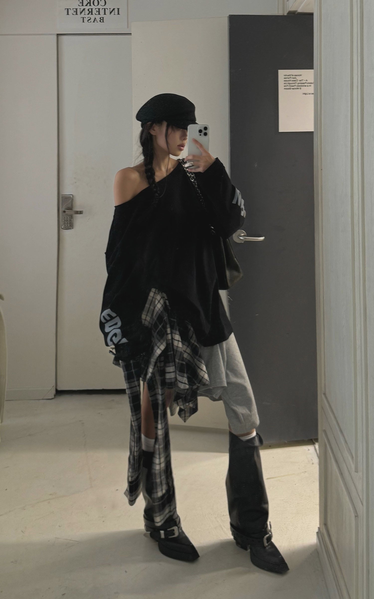 Top asimmetrico a maniche lunghe con spalla scoperta