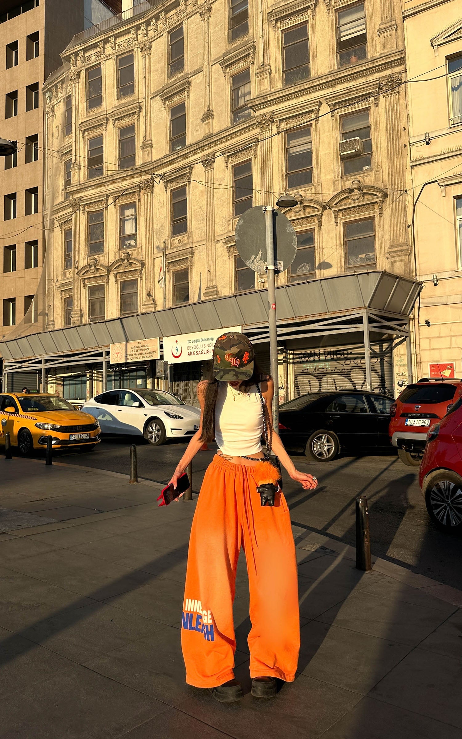 <tc>WARDEN EDGE</tc> グラデーションワイドレッグパンツ 大胆なプリント付き