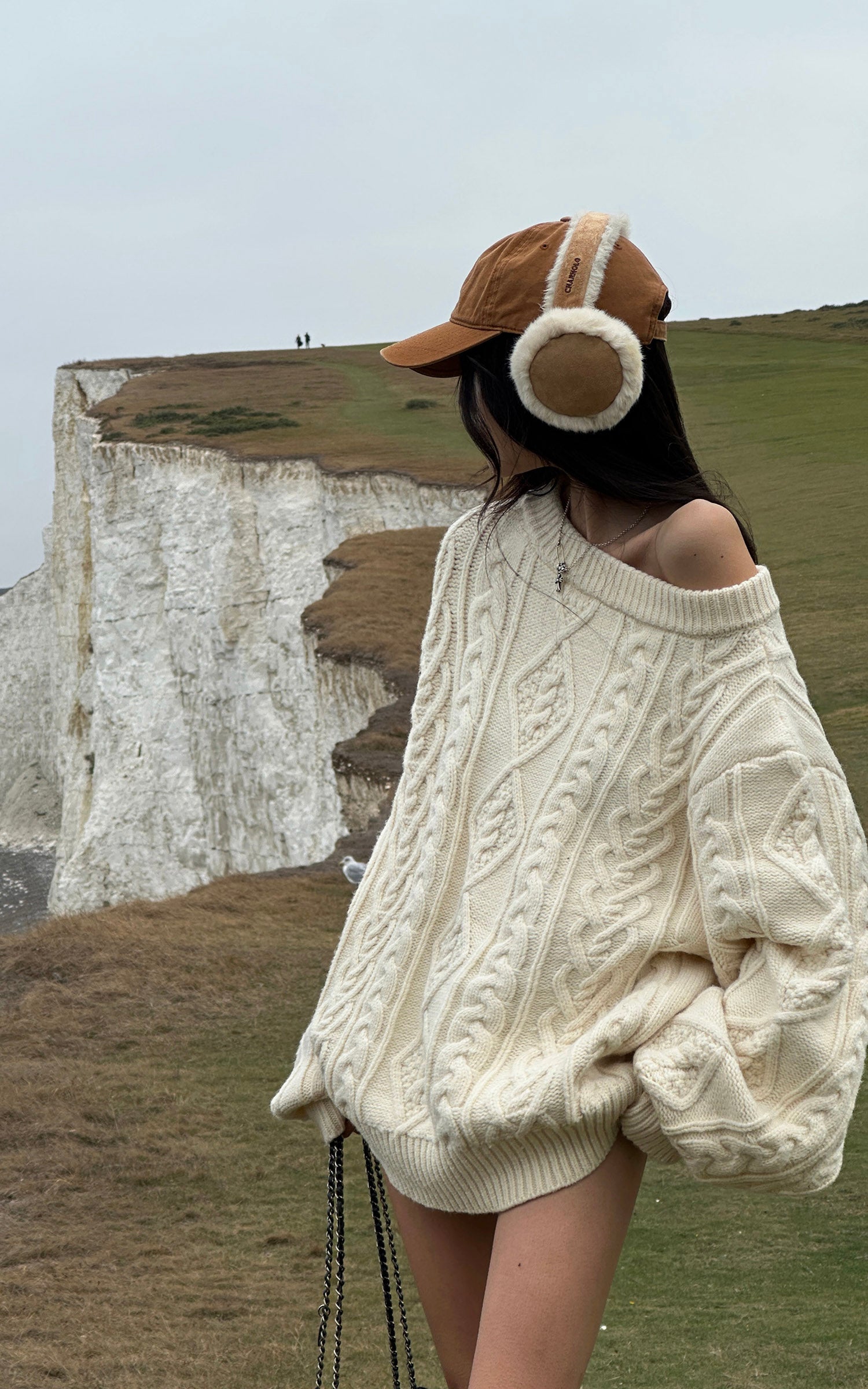 WARDEN EDGE Cable-Knit Oversize Sweater