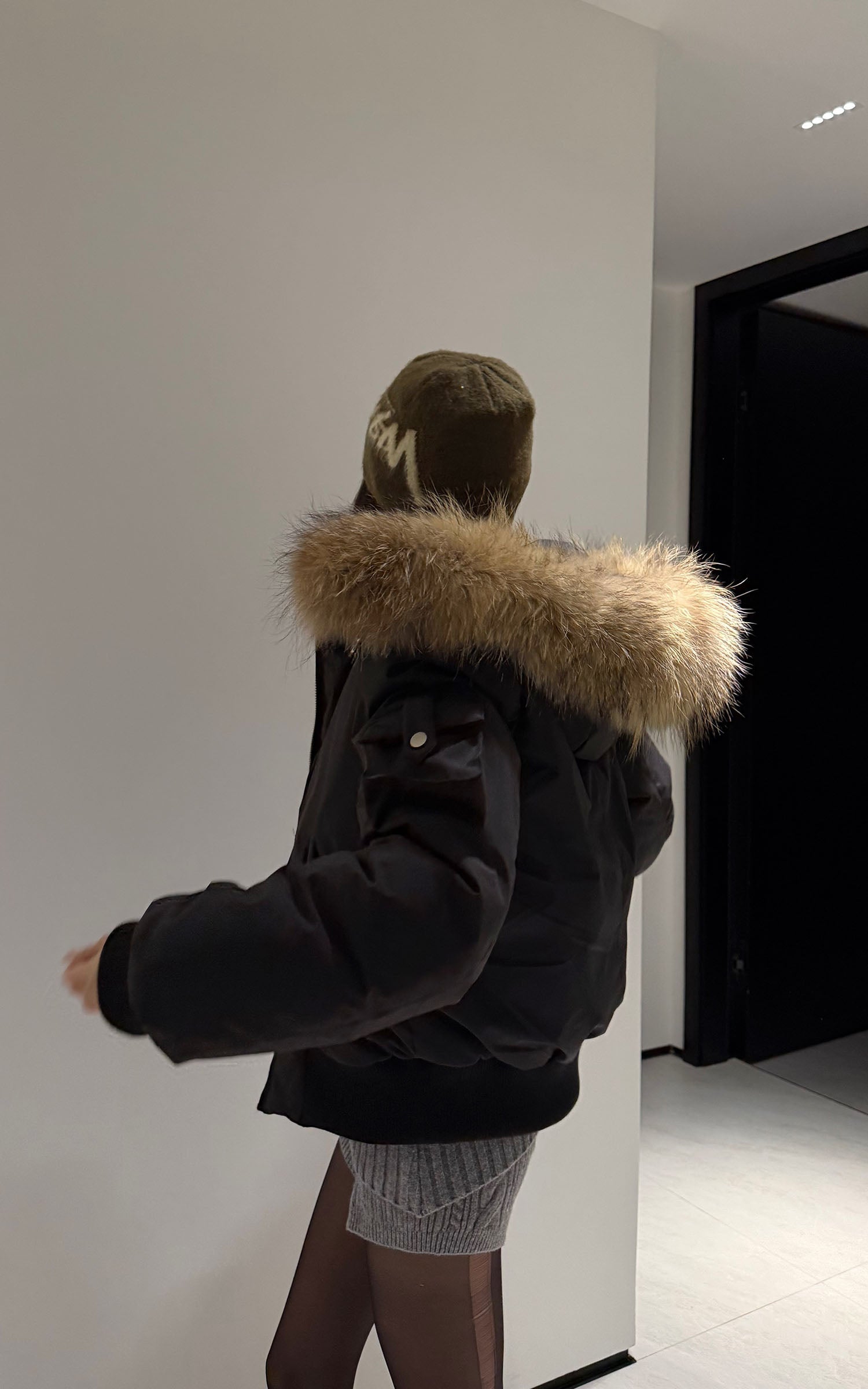 WARDEN EDGE Cropped Fur Collar Down Jacket