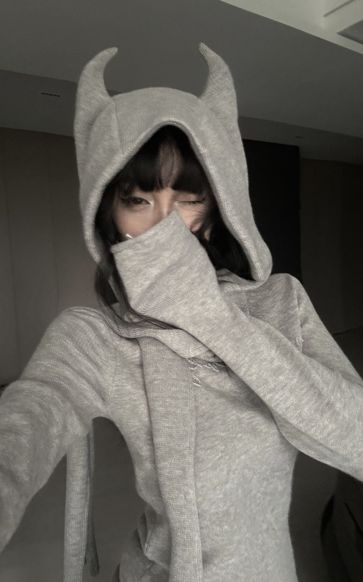 <tc>WARDEN EDGE</tc> デビルホーンニットフード（エクステンデッドスカーフディテール付き）