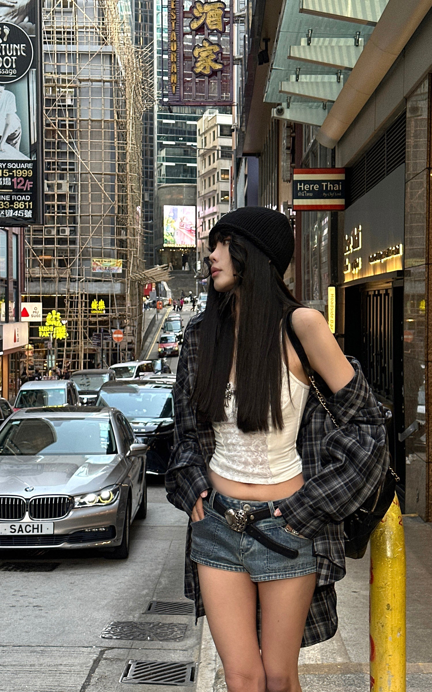 <tc>WARDEN EDGE</tc> Shorts in denim a vita bassa, lavaggio effetto usato, vestibilità slim, stile street, micro shorts con dettagli di cuciture strutturate