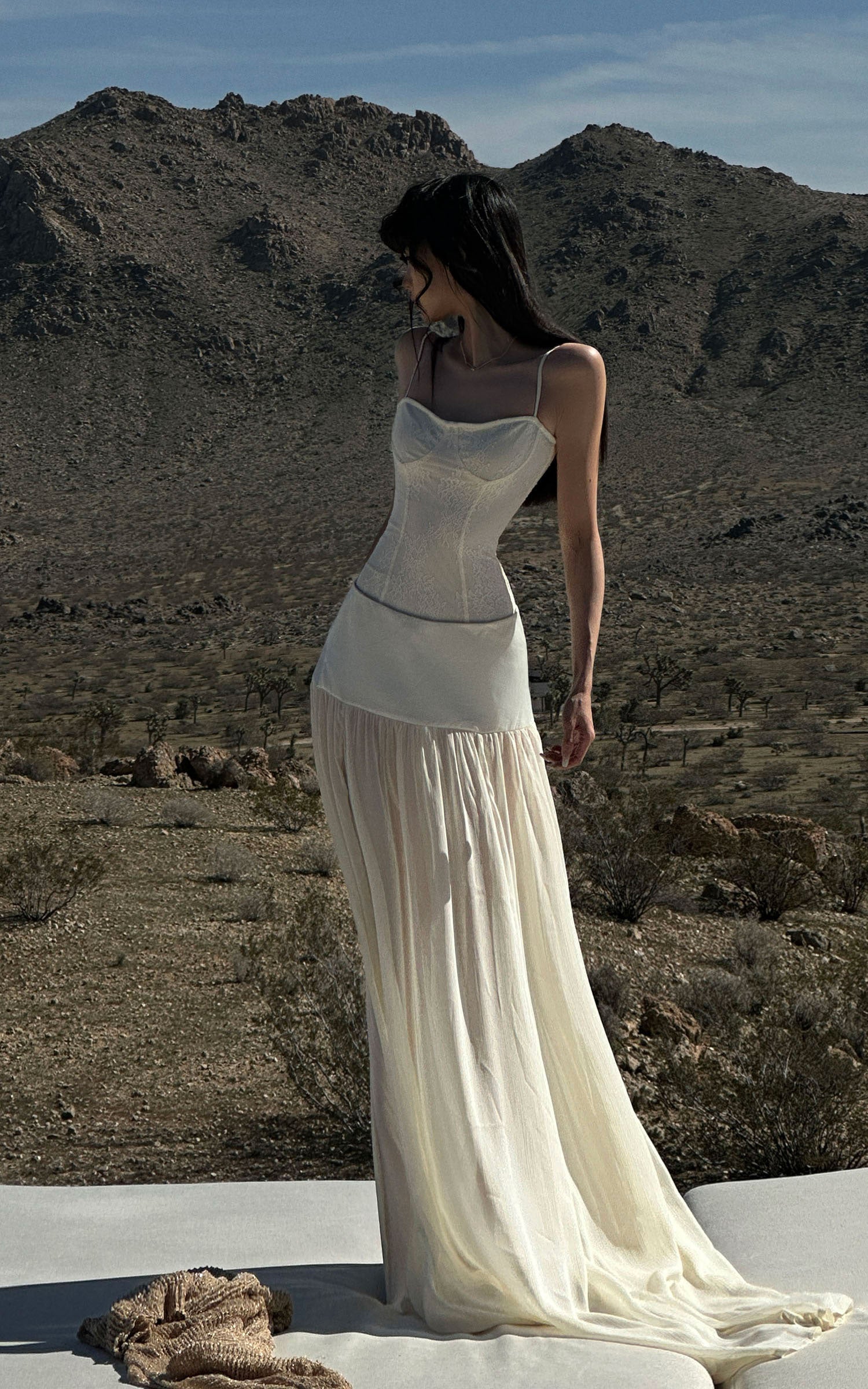 <tc>WARDEN EDGE</tc> Abito lungo corsetto in pizzo strutturato con orlo drappeggiato trasparente & Dettaglio schiena con lacci