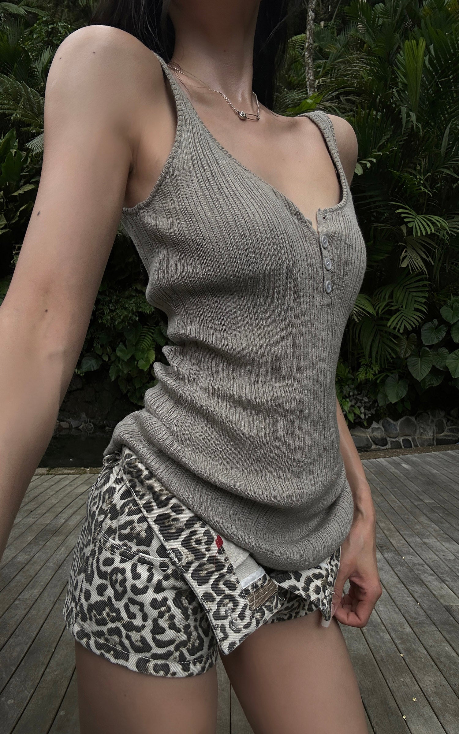 <tc>WARDEN EDGE</tc> Canotta Minimal a Costine & Set Shorts Vita Bassa Leopardati Top Aderente Maglia & Pantaloncini di Jeans Stampati e Strappati